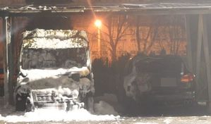 uszkodzone w wyniku spalenia dwa samochody zaparkowane pod wiatą