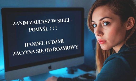 wygenerowany obraz kobiety siedzącej przed ekranem komputera