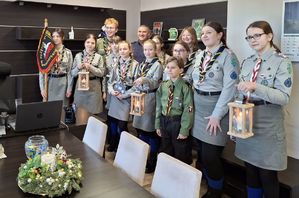 WSPÓLNE ZDJĘCIE KOMENDANTA I HARCERZY