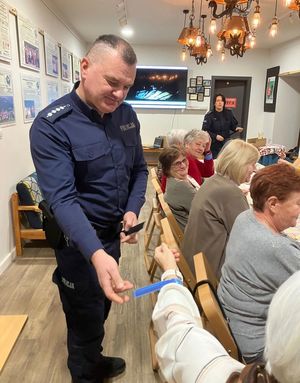 policjanci i uczestnicy debaty