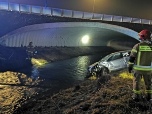 Strażacy wyciągają z rzeki samochód osobowy