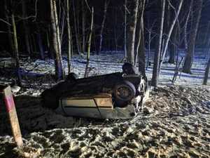 Przewrócony na dach samochód osobowy