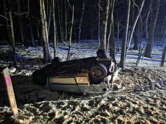 Przewrócony na dach samochód osobowy