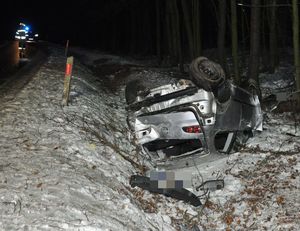 auto marki Seat po wypadku w rowie