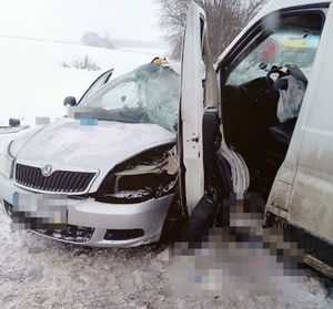 dwa uszkodzone pojazdy na drodze