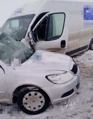 rozbite pojazdy na drodze