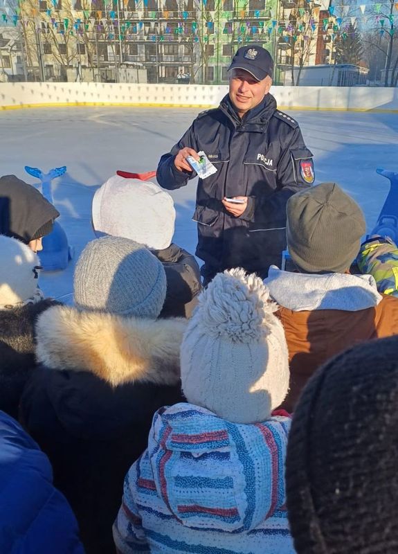 policjant rozmawia z uczniami