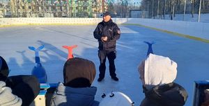 policjant podczas spotkania z dziećmi