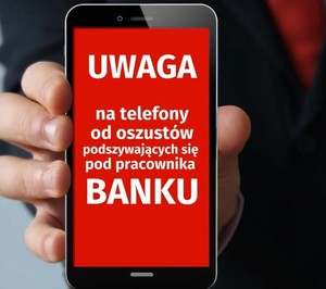 telefon trzymany w dłoni