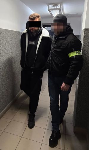 policjanci prowadzą zatrzymanego