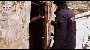 policjant sprawdza pustostan