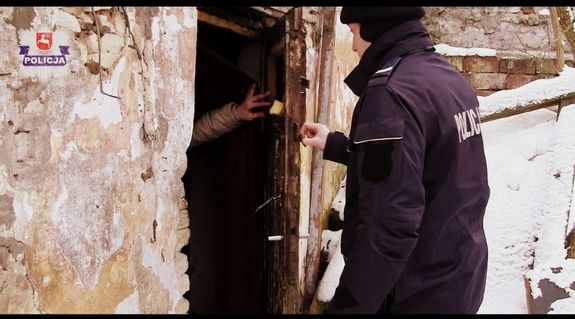 policjant sprawdza pustostan