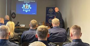 policjanci podczas odprawy