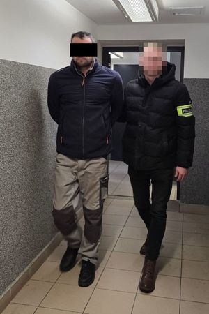 policjant prowadzi zatrzymanego mężczyznę