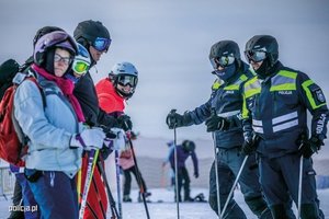 policjanci rozmawiają z narciarzami na stoku