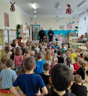 policjanci podczas spotkania z przedszkolakami