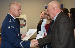 Komendant wręcza wyróżnienia pracownikom