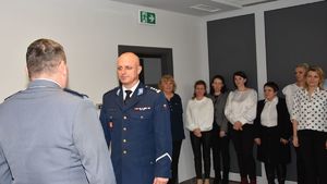 składanie meldunku komendantowi podczas uroczystej zbiórki