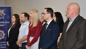 pracownicy podczas uroczystej zbiórki