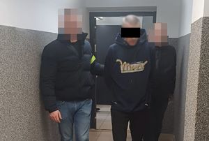 zatrzymany prowadzony przez policjantów