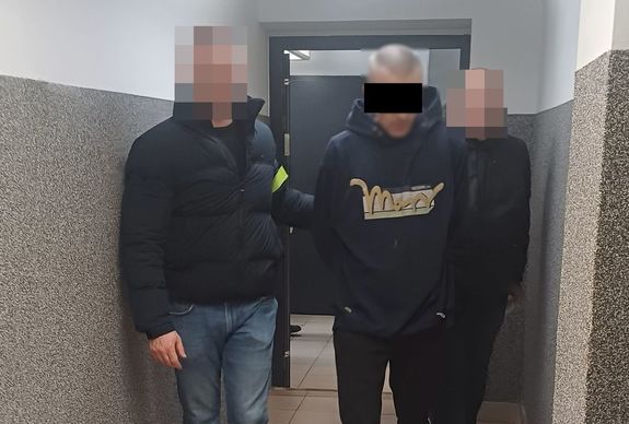 zatrzymany prowadzony przez policjantów