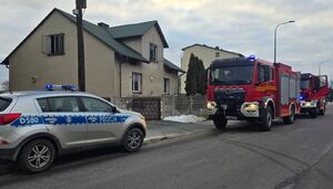 radiowóz i wozy strażackie stojące na ulicy
