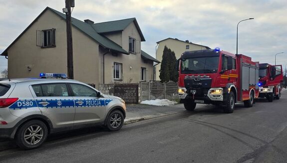 radiowóz i wozy strażackie stojące na ulicy