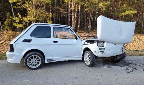 uszkodzony samochód na drodze