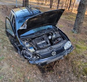 uszkodzony samochód w rowie