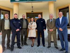 zdjęcie grupowe uczestników spotkania w Nadleśnictwie Zwierzyniec