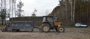 radiowóz i ciągnik rolniczy w polu