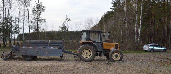 radiowóz i ciągnik rolniczy w polu