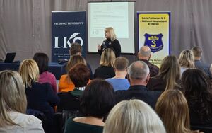 uczestniczy spotkania w szkole