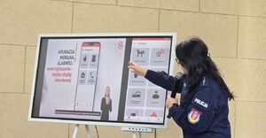 policjantka podczas prezentacji w szkole