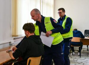policjanci rozdają testy podczas konkursu