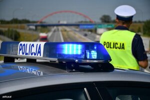 policjant na tle radiowozu