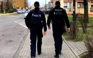 dwaj policjanci prewencji podczas patrolu na ulicacy miasta