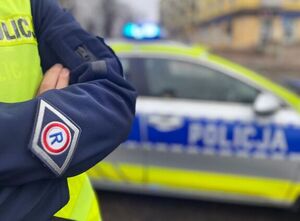 policjant na tle radiowozu