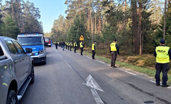 policjanci zabezpieczają drogi
