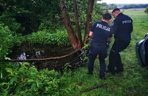 policjanci wyciągają rower z wody