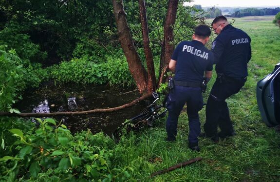 policjanci wyciągają rower z wody