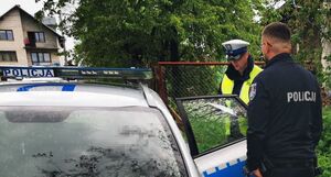 policjanci przy radiowozie