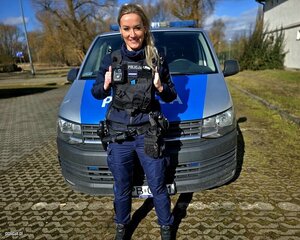 policjantka stoi przed radiowozem