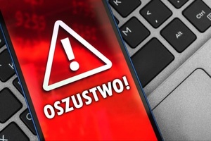 napis oszustwo na tle klawiatury