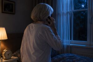 sztucznie wygenerowane zdjęcie seniorki stojącej w pokoju i rozmawiającej przez telefon