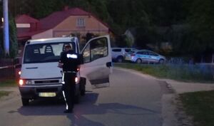policjant wykonuje oględziny pojazdu