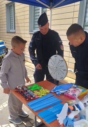 policjanci i chłopczyk podczas dnia dziecka