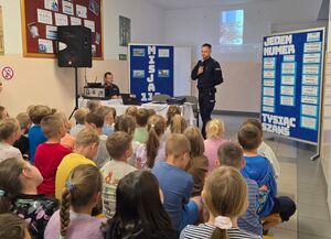 policjanci podczas spotkania z uczniami