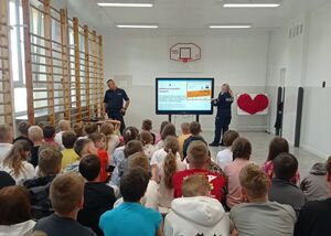 policjanci podczas spotkania w szkole