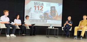 policjantka oraz inni uczestnicy spotkania